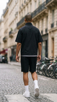 L'Ensemble Half-Zip Noir ease — lifestyle rue de Paris, dos