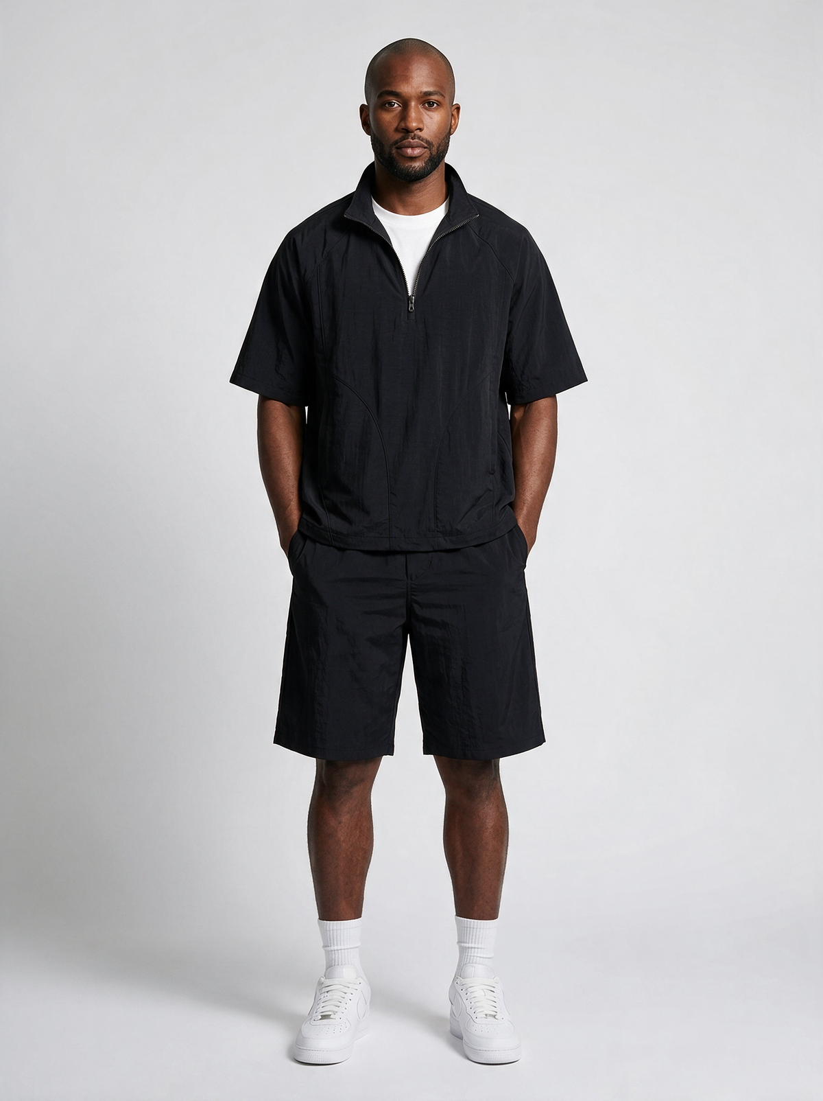 Ensemble Half-Zip Noir porté ouvert sur t-shirt blanc — plan complet
